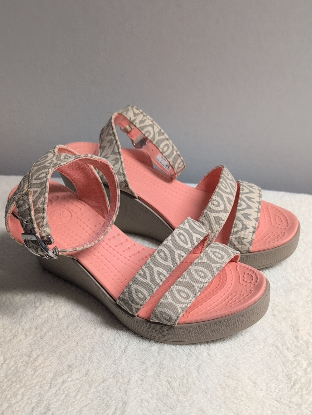 Crocs Leigh Wedge Sandals for Women in Coral Pink and Beige Size 7